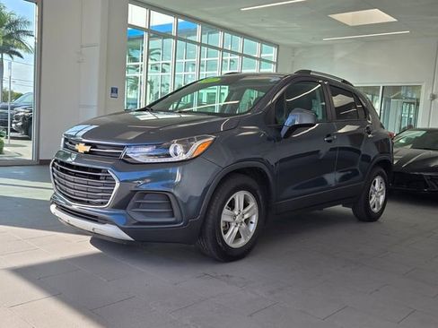 Certified 2022 Chevrolet Trax LT w/ LT Convenience Package image 3