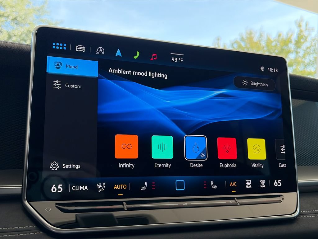 Certified 2025 Volkswagen Tiguan SE AWD/4WD image 25