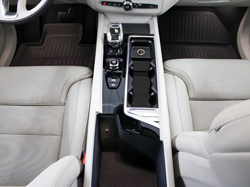 New 2026 Volvo XC60 B5 Ultra w/ Protection Package Premier image 17