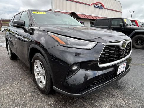 Used 2022 Toyota Highlander LE AWD/4WD image 3