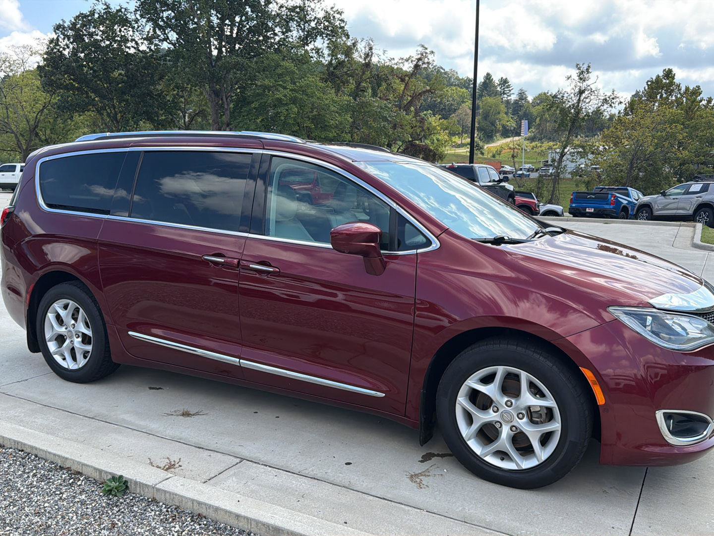 Used 2017 Chrysler Pacifica Touring-L Plus w/ Advanced Safetytec Group FWD image 2