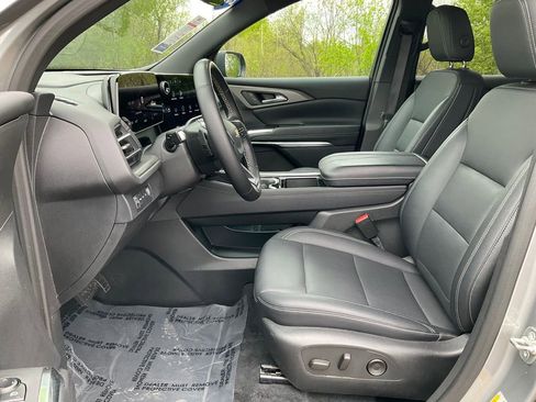 Used 2025 Chevrolet Traverse LT AWD/4WD image 2