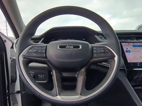 Used 2023 Jeep Grand Cherokee Limited w/ Luxury Tech Group II image 28