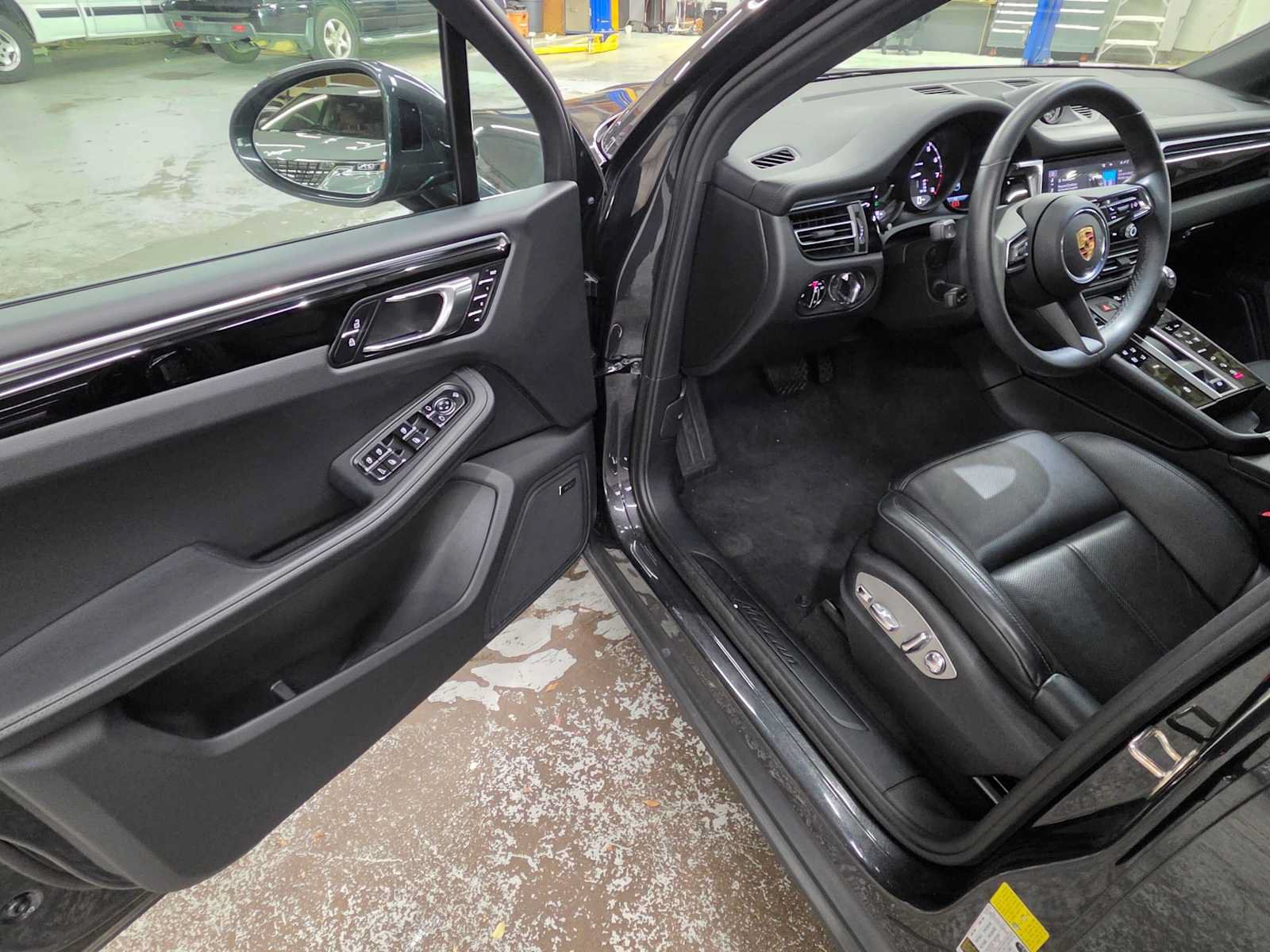 Used 2025 Porsche Macan AWD/4WD image 20