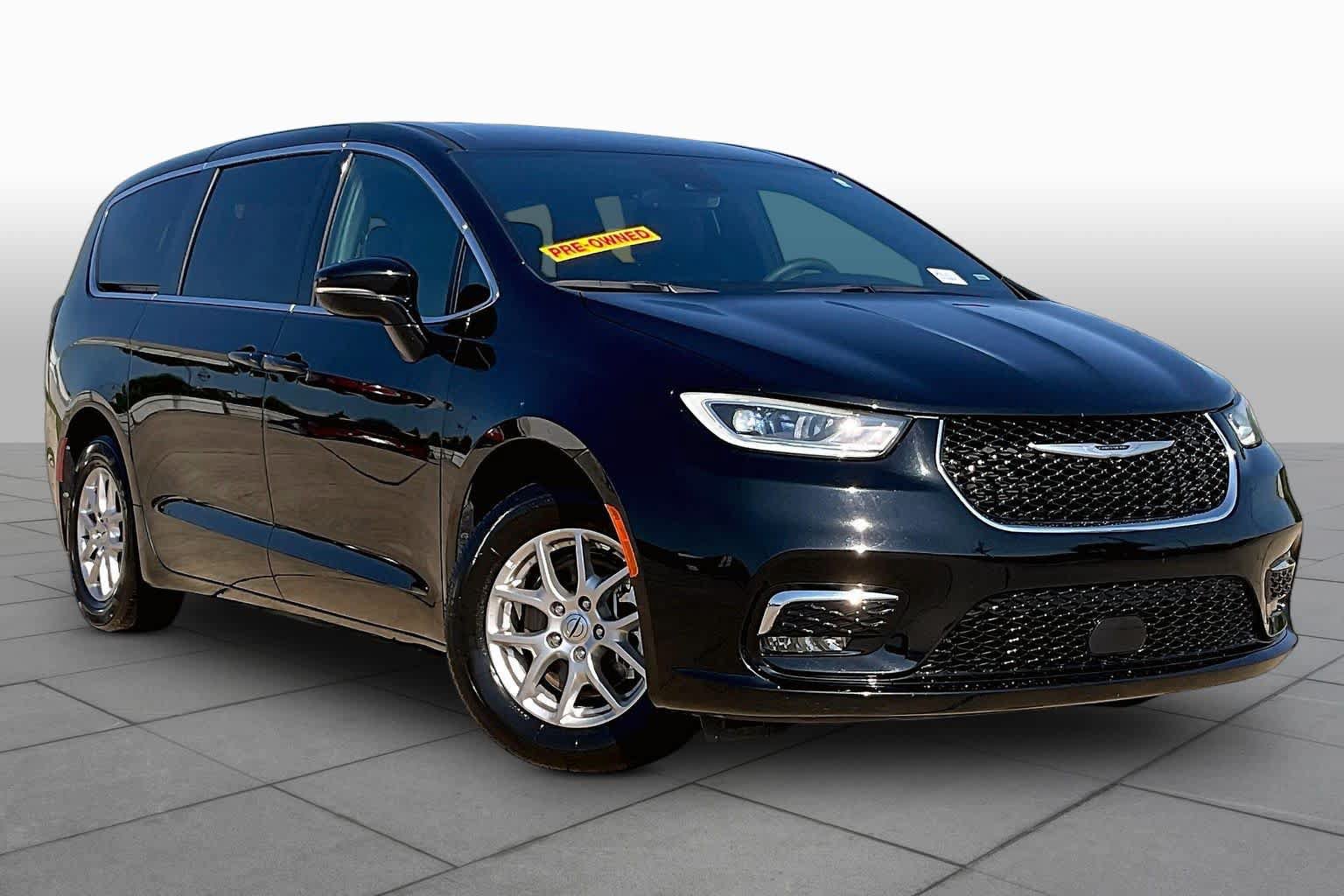 Used 2025 Chrysler Pacifica Select FWD image 3