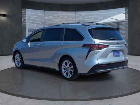 Used 2024 Toyota Sienna Platinum image 4