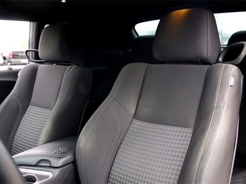 Used 2016 Dodge Challenger SXT image 11