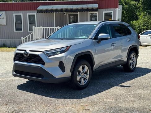 Used 2022 Toyota RAV4 XLE AWD/4WD image 7