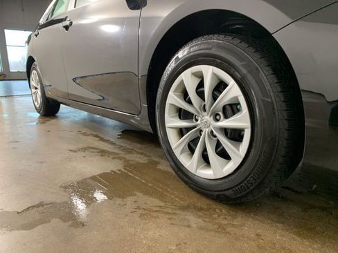 Used 2015 Toyota Camry LE image 6