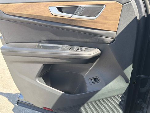 Used 2025 Volkswagen Atlas SE FWD image 17