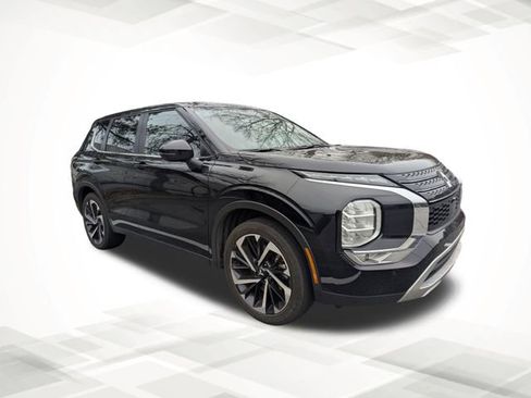 Used 2024 Mitsubishi Outlander SE Black Edition image 2