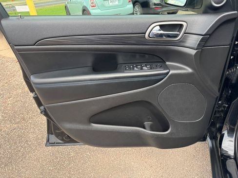 Used 2019 Jeep Grand Cherokee Laredo AWD/4WD image 16