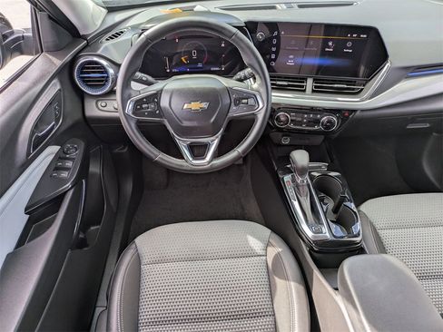 Used 2025 Chevrolet Trax LT w/ LT Convenience Package image 25