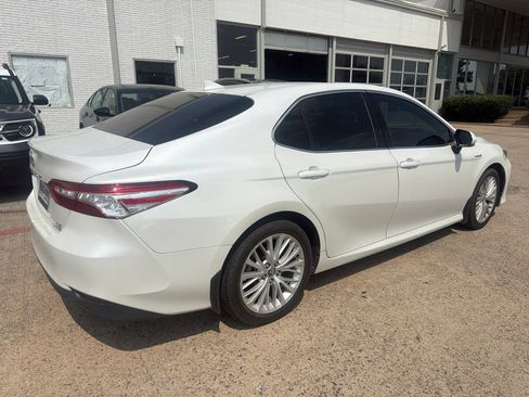 Used 2020 Toyota Camry XLE FWD image 3