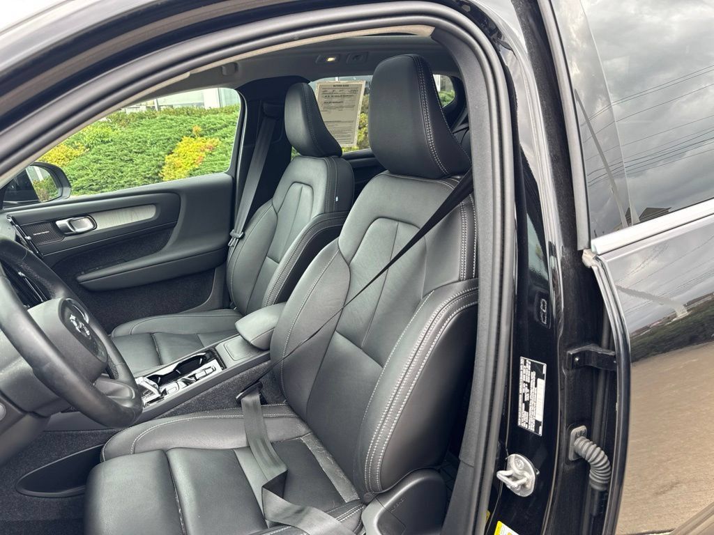 Certified 2025 Volvo XC40 B5 Plus w/ Protection Package Premier AWD/4WD image 21