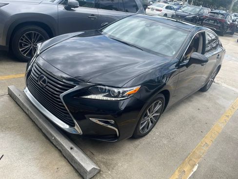 Used 2017 Lexus ES 300h w/ Luxury Package FWD image 3