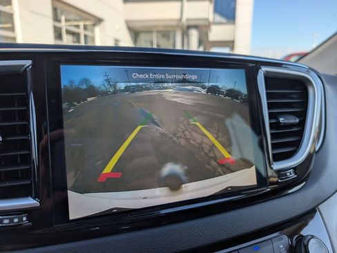 Used 2024 Chrysler Pacifica Touring-L image 3