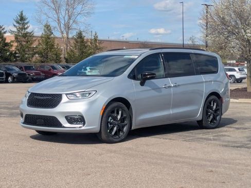 New 2026 Chrysler Pacifica Select image 7