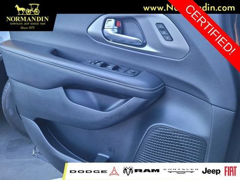 Certified 2025 Chrysler Pacifica Select FWD image 14