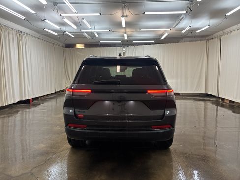 Used 2023 Jeep Grand Cherokee Altitude AWD/4WD image 6