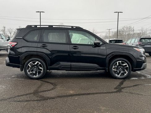 Used 2025 Subaru Forester Premium image 2