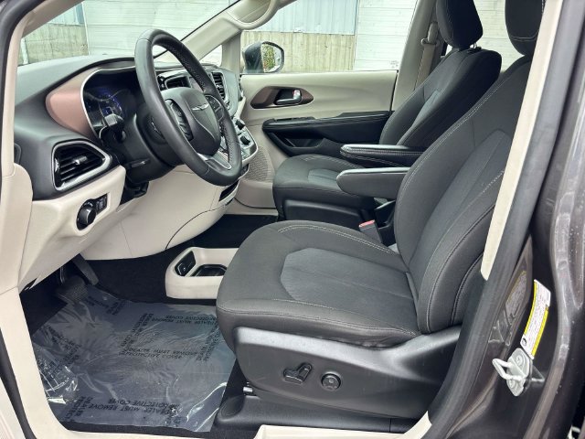 Used 2023 Chrysler Voyager LX FWD image 14
