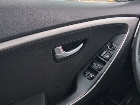 Used 2017 Hyundai Elantra GT image 10