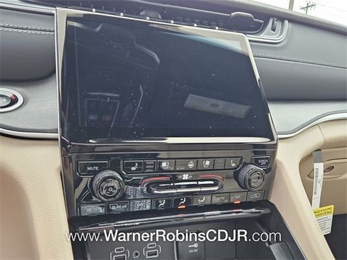 New 2025 Jeep Grand Cherokee Limited w/ Luxury Tech Group II image 21