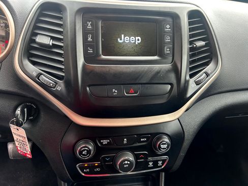 Used 2018 Jeep Cherokee Latitude w/ Mobile Office Group image 16