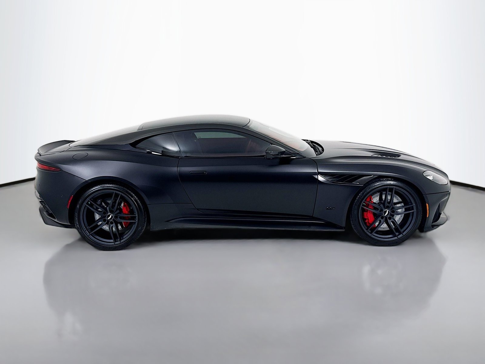 Used 2023 Aston Martin DBS Coupe RWD image 9