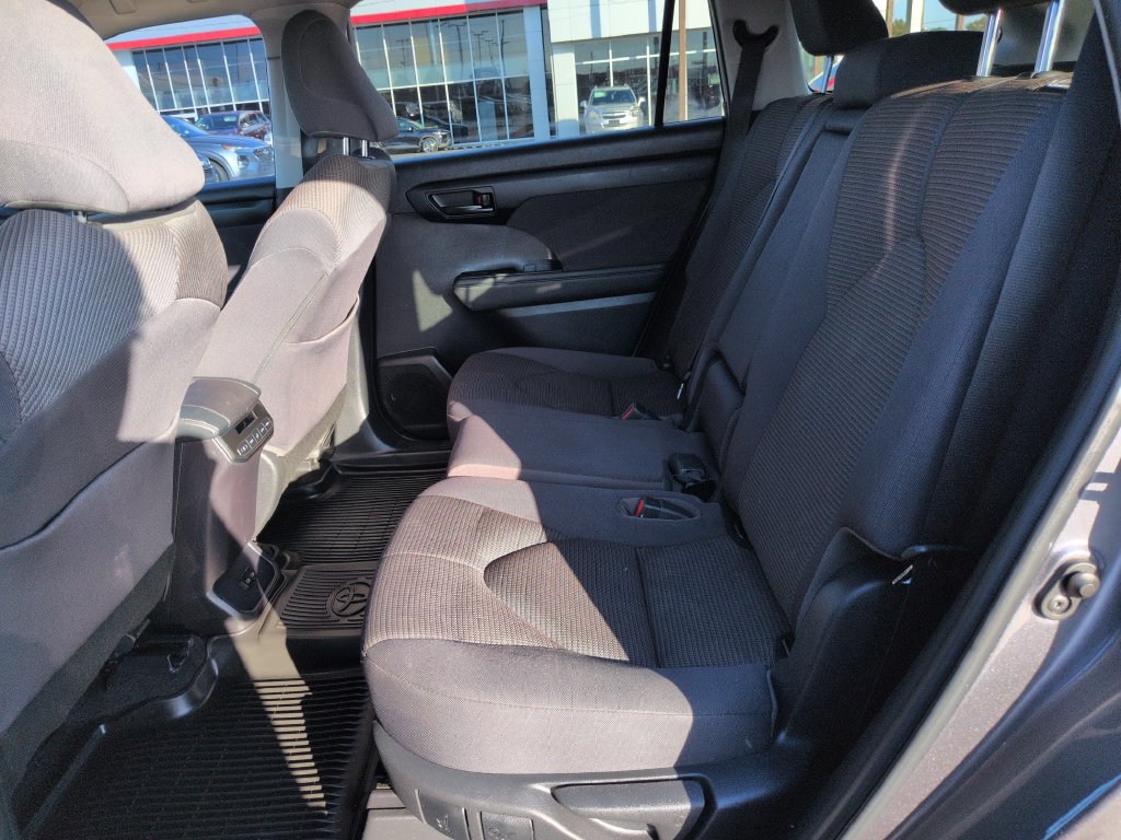 Used 2023 Toyota Highlander LE AWD/4WD image 25
