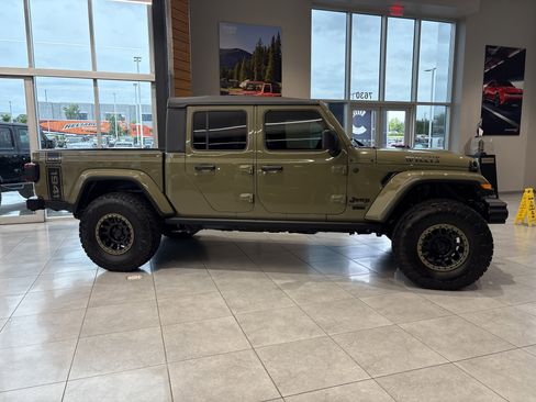 Certified 2025 Jeep Gladiator Sport AWD/4WD image 11