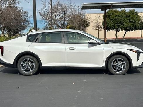 New 2026 Kia K4 LXS image 3