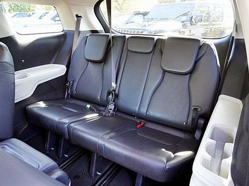 Used 2024 Kia Carnival LX FWD image 18