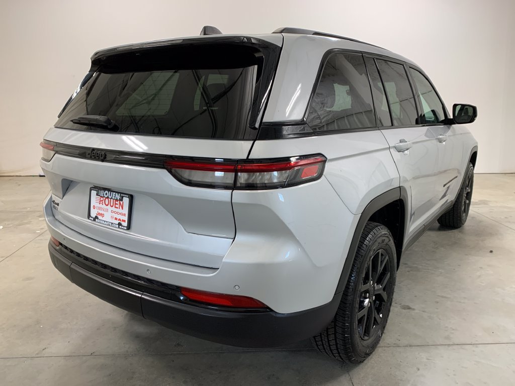 Used 2025 Jeep Grand Cherokee Altitude AWD/4WD image 24