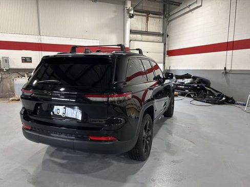 Used 2024 Jeep Grand Cherokee Limited w/ Black Appearance Package image 4