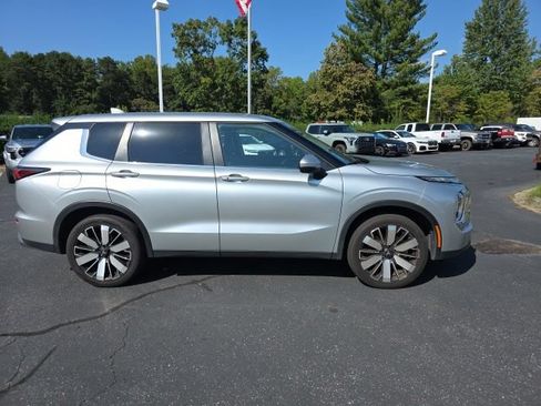 Used 2025 Mitsubishi Outlander SE AWD/4WD image 2