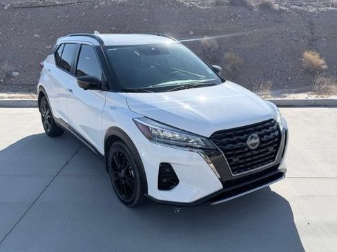 Used 2023 Nissan Kicks SR w/ SR Premium Package FWD image 3