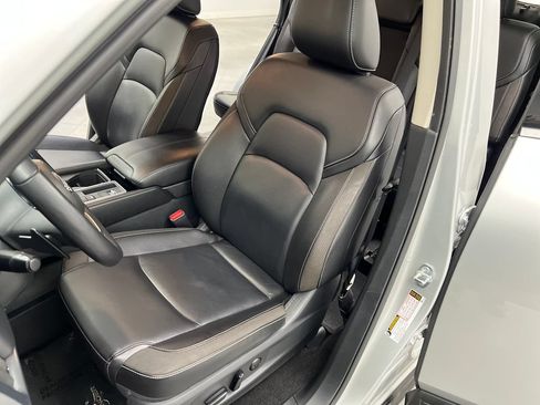 Used 2025 Nissan Pathfinder SL FWD image 11