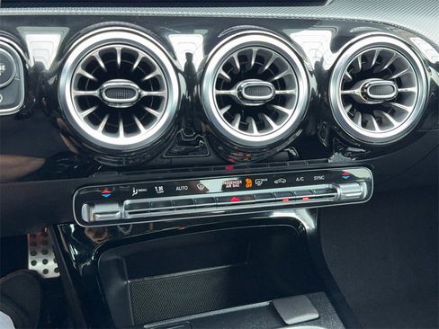 Used 2022 Mercedes-Benz CLA 250 4MATIC image 26