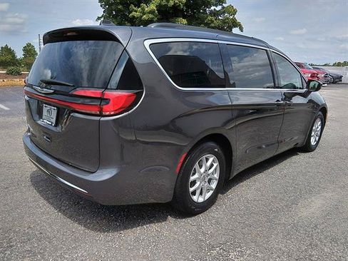 Used 2022 Chrysler Pacifica Touring-L FWD image 3