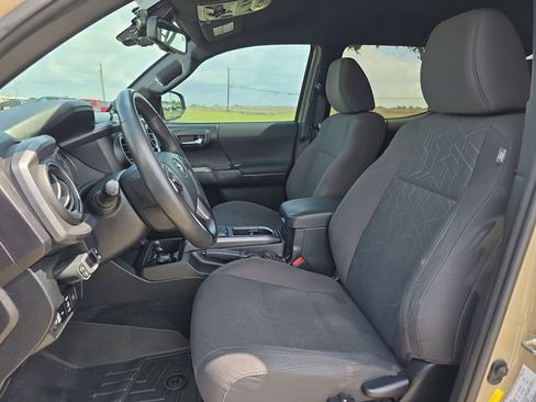 Used 2018 Toyota Tacoma TRD Off-Road image 14