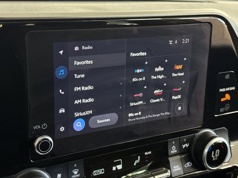 Used 2024 Toyota Highlander LE image 19