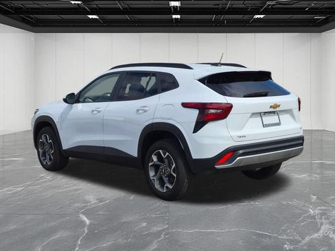 Used 2025 Chevrolet Trax LT FWD image 3