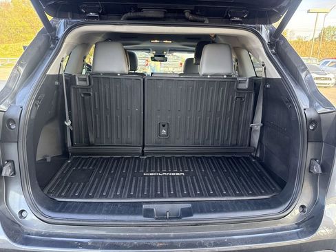 Used 2023 Toyota Highlander XLE AWD/4WD image 46