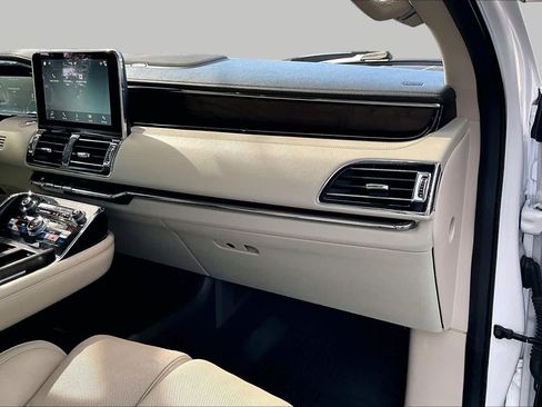 Used 2018 Lincoln Navigator Reserve w/ Technology Package AWD/4WD image 19