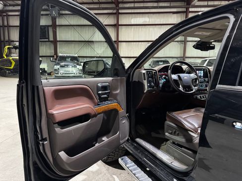 Used 2018 Chevrolet Silverado 1500 High Country image 12