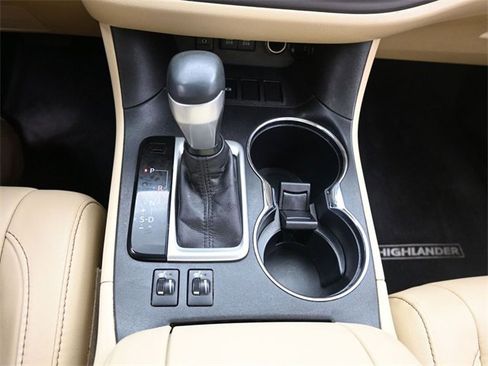 Used 2017 Toyota Highlander XLE image 15