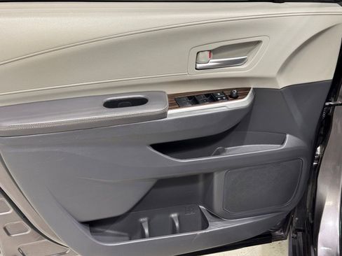 Used 2021 Toyota Sienna XLE w/ XLE Plus Package image 18