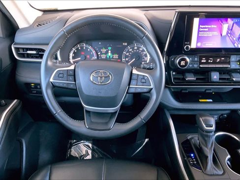Used 2024 Toyota Highlander XLE FWD image 10